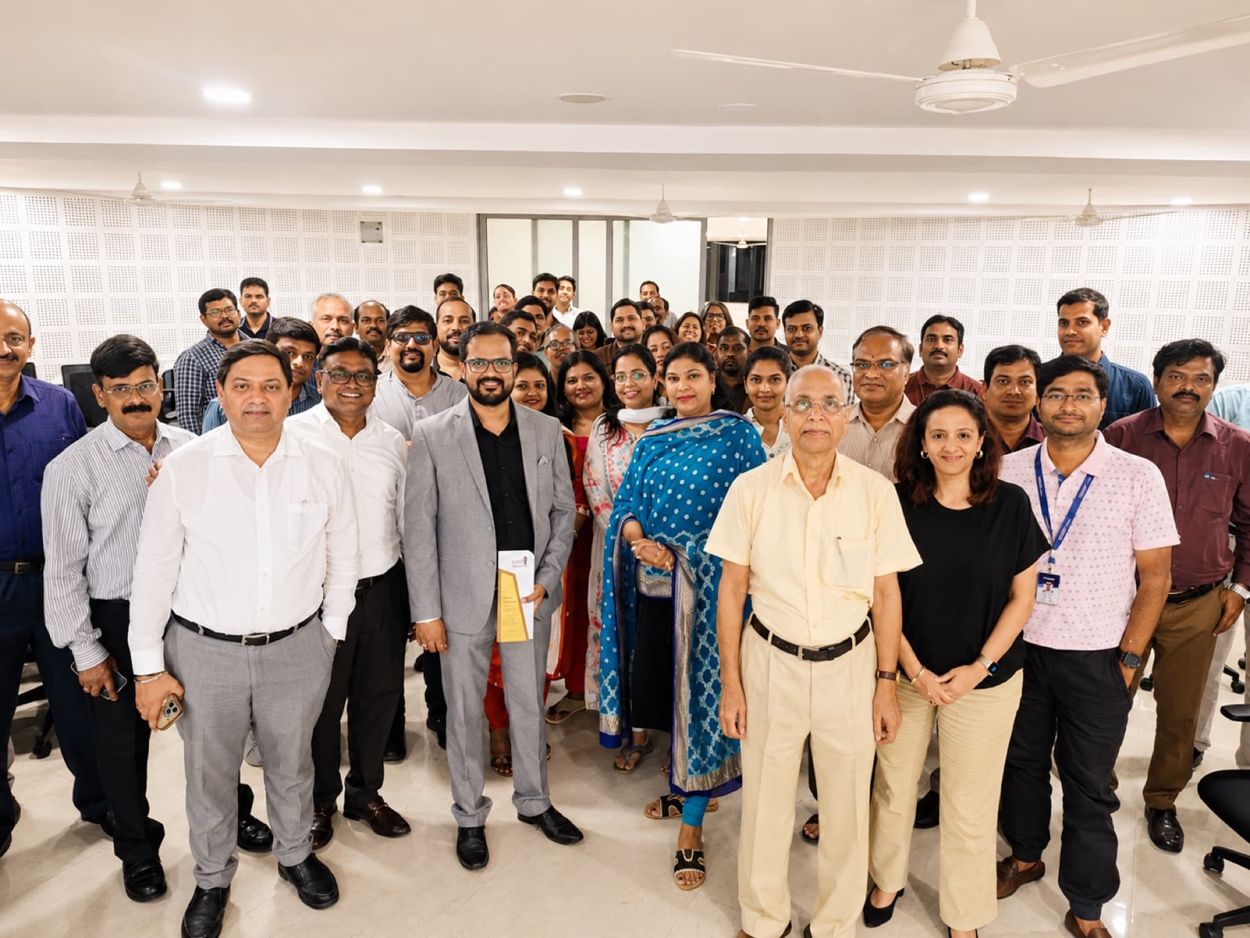 Amit Kumar Soni with a large group of HR and learning professionals after a session.